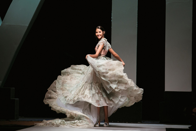 Hoàng Thùy cầm váy chạy trên sàn diễn thời trang